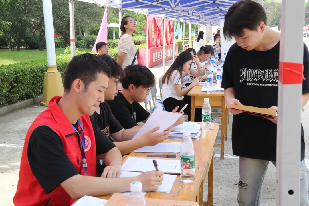 華翔學(xué)院新生報到，迎新啦！